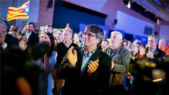 Carles Puigdemont bei einer Wahlkampfveranstaltung im französischen Argèles-sur-Mer. Der 61-Jährige will wieder als Regierungschef in den Palau de la Generalitat in Barcelona einziehen.