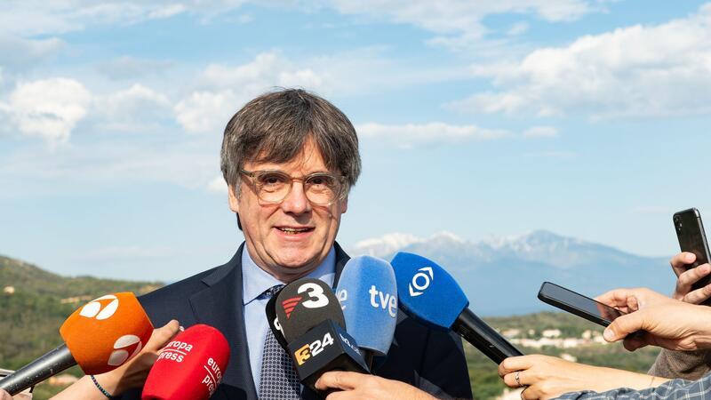 Katalonien-Wahl beginnt: Puigdemont gilt als ein Favorit Carles Puigdemont gibt in Laroque-des-Albères in Südfrankreich vor Pressevertretern eine Erklärung ab.