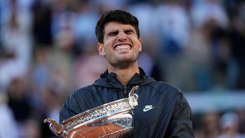 „Gladiatoren-Kampf“: Zverev verpasst French-Open-Titel Carlos Alcaraz feiert seinen ersten French-Open-Titel.