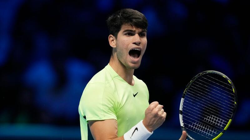 Erster Sieg für Wimbledonsieger Alcaraz bei ATP-Finals Carlos Alcaraz gewann gegen Andrei Rubljow glatt in zwei Sätzen.