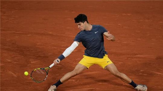 Carlos Alcaraz gewann sein Viertelfinale gegen Stefanos Tsitsipas glatt in drei Sätzen.