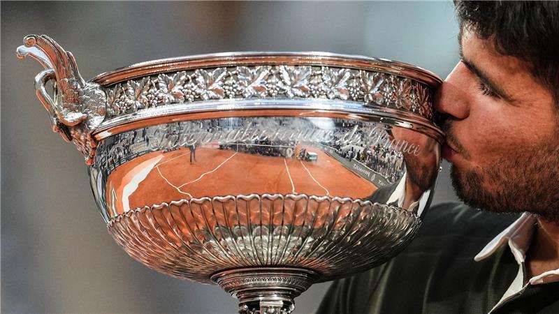 Carlos Alcaraz küsst die Trophäe nach seinem Sieg bei den French Open.