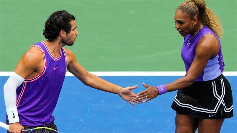 Carlos Alcaraz (l) gibt bei den US Open sein Comeback nach viermonatiger Verletzungspause.
