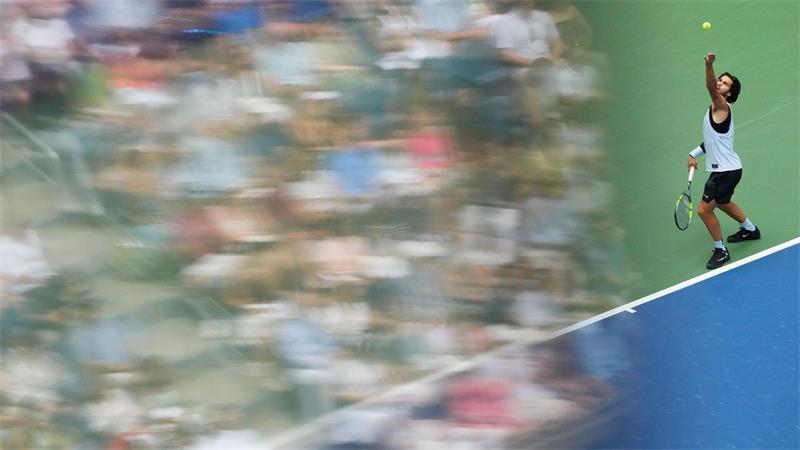 Carlos Alcaraz schlägt den Ball bei den US Open.