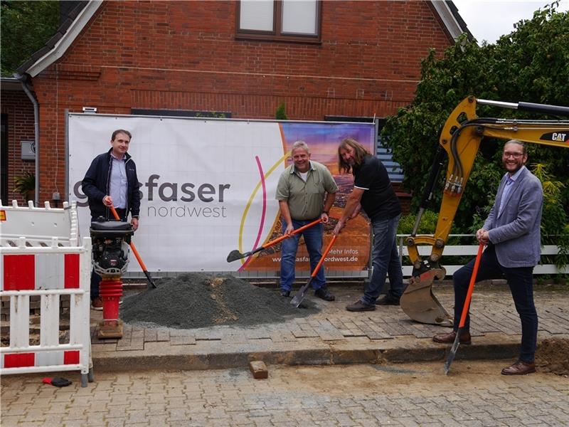 Glasfaser für 1900 Haushalte in Himmelpforten Carlos Facal vom Ausbauunternehmen Insyte Deutschland, Ratsmitglied Thomas Fannasch, Bürgermeister Bernd Reimers und Frank Scheper (von links) von Glasfaser Nordwest trafen sich für den offiziellen Spatenstich in der Feldstraße in Himmelpfo