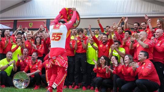 Carlos Sainz muss im kommenden Jahr seinen Platz bei Ferrari freimachen.