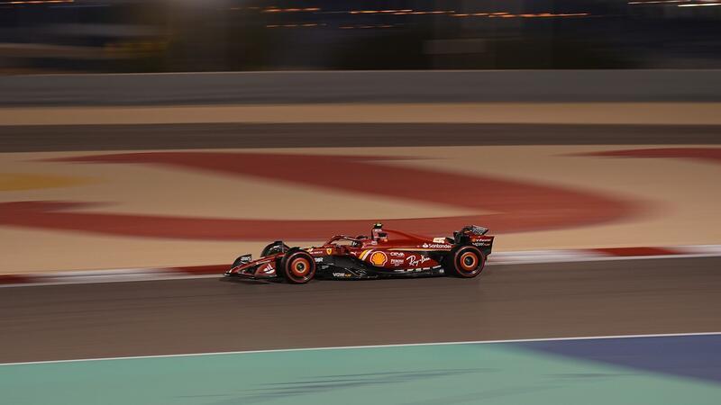 Sainz-Bestzeit vor Auftakt-Qualifikation in Bahrain Carlos Sainz rast im Ferrari um die Strecke.