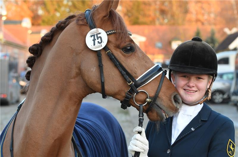 Carlotta Holtkamp-Endemann aus Freiburg mit Erfolgspferd Caspar.
