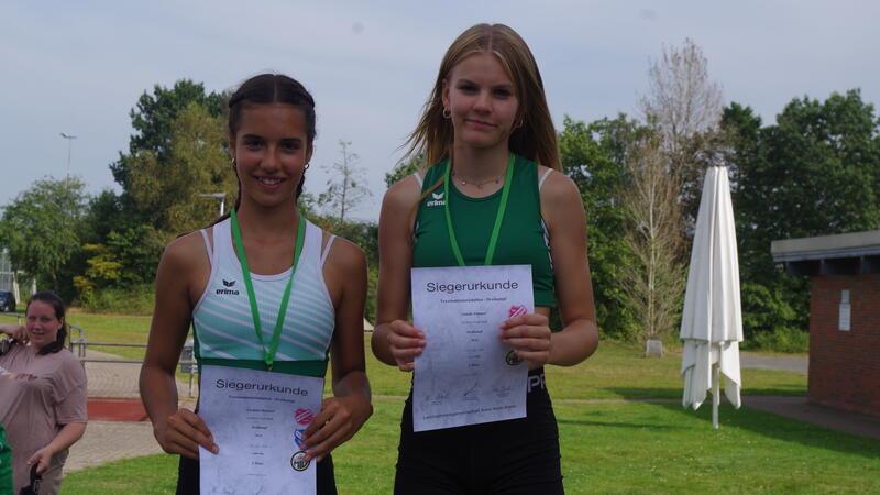 Leichtathletik in Oldendorf: 44 Jahre alter Rekord gebrochen Carlotta Reichert (links, mit Amelie Zimmer) zählt zu den besten Talenten ihres Jahrgangs.