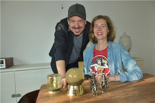 Carmen Breuker und Steffen Gill mit ihren Schlick-Kugeln. Foto: Felsch