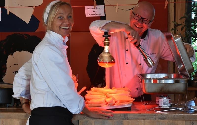Carmen Zerwas und ihr Chef Carl-Michael Hofmann haben trotz des Zeitdrucks immer noch Zeit für einen kleinen Spaß . Fotos Felsch
