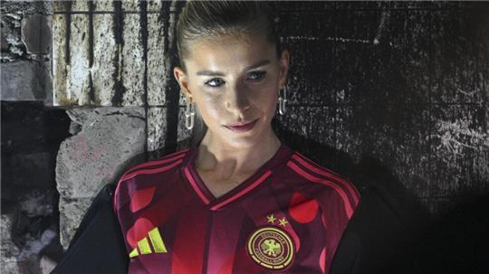 Caro Daur im neuen DFB-Trikot