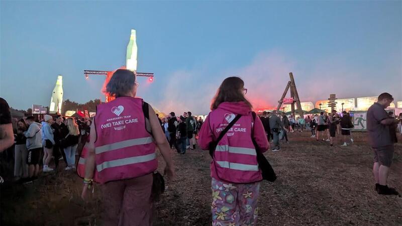 Caro (links) und Johanna sind als mobiles Awareness-Team auf dem Festivalgelände unterwegs. Sie sprechen gezielt Menschen an, denen es nicht gutzugehen scheint.