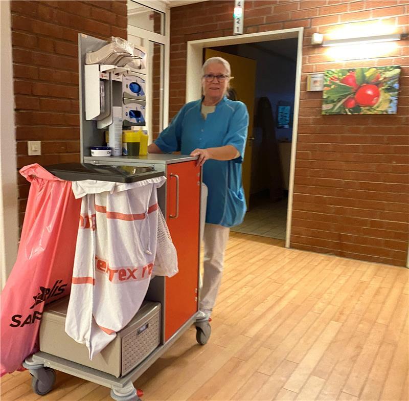 Von Glitzersteinen und flotten Sprüchen: Nachtwache im Seniorenheim Carola Jantke ist mit dem Pflegewagen auf dem Flur unterwegs.