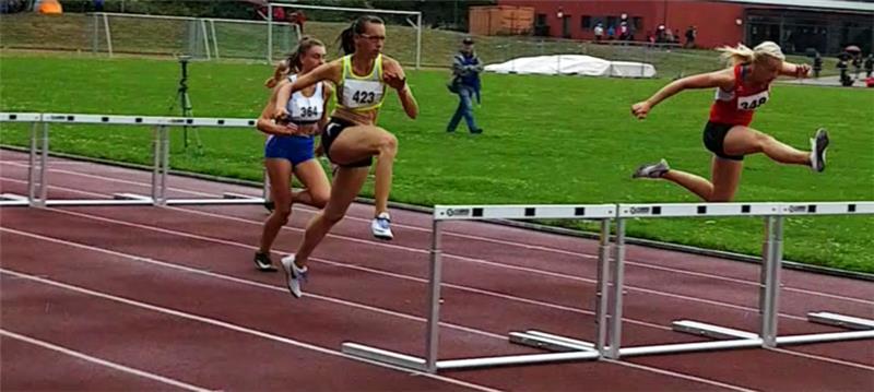 Carola Novak (Nummer 423) stellte über 100 Meter Hürden einen neuen Kreisrekord auf. Fotos TuS Harsefeld
