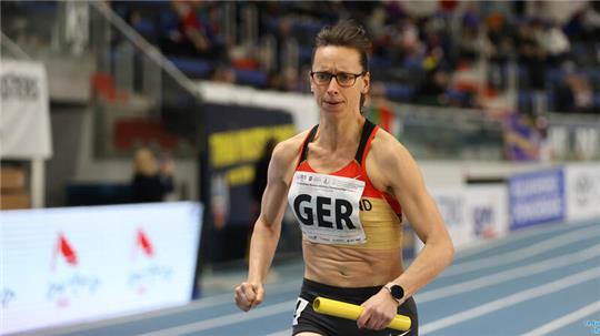 Carola Novak hat mit der deutschen Staffel über vier mal 400 Meter die Goldmedaille bei den Hallen-Europameisterschaften der Masters gewonnen.