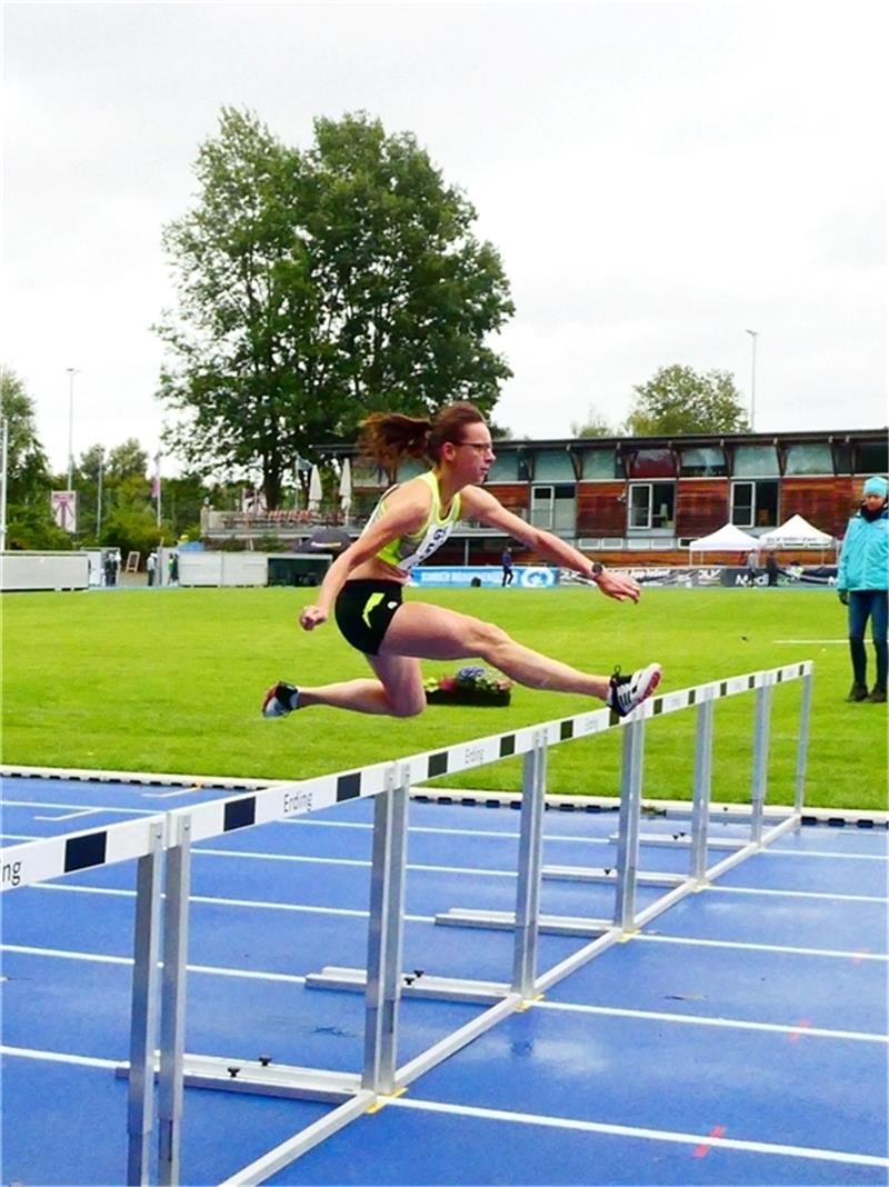 Carola Nowak verpasste im Hürdenlauf knapp ihre Bestzeit, holte aber den Landesmeister-Titel. Foto: Verein