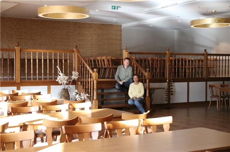 Carola und Uwe Staats im Saal ihres renommierten Landgasthofs Zur Post in Oederquart. Die ungewisse Zukunft ihres Betriebes und ihrer Mitarbeiter macht ihnen zu schaffen. Foto: Klempow