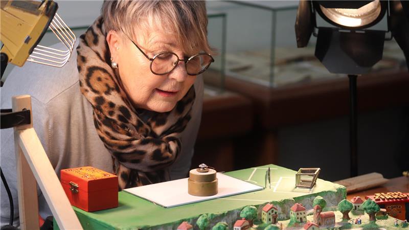 Carolin Birk haucht den Floh an - der warme Hauch beflügelt den Floh, der die Wärme braucht. „Nicht pusten, nur hauchen“, sagt die Flohzirkusdirektorin.