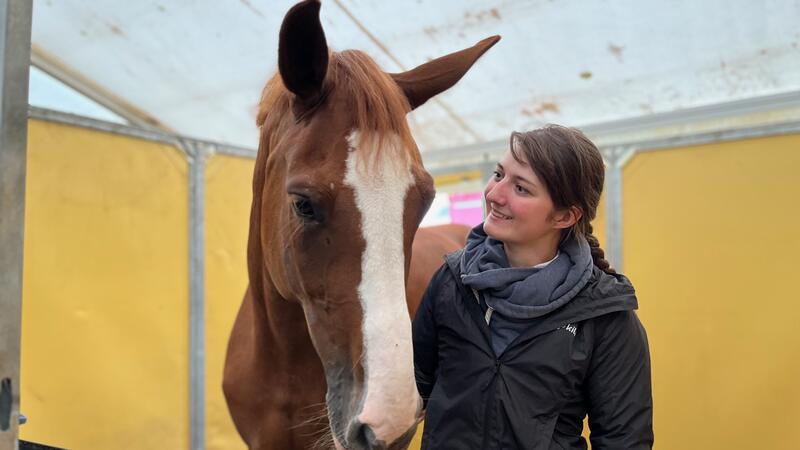 Vom Dressurviereck vor die Rinderherde und zur Deutschen Meisterschaft Carolin Böhmke und ihre Hannoveraner-Stute Candira treten in der Masterclass der Working Equitation an. Das Dobrock-Turnier ist Carolin Böhmke seit ihrer Kindheit vertraut.