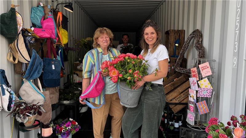 Blumen aus dem Container: Erster Pop-up-Shop auf dem Ankerplatz Carolin Dörich verkauft neben Blumen auch selbst genähte Taschen ihrer Mutter Uschi.