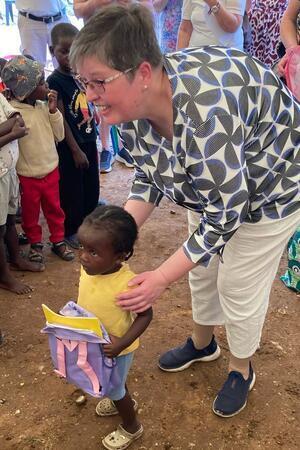 Carolin Murck mit einem Vorschulkind, dem der kleine Rucksack überreicht wurde.