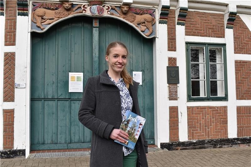 Carolin Stoeppel ist die neue Regional- und Projektmanagerin der Gemeinde Jork. Foto: Vasel