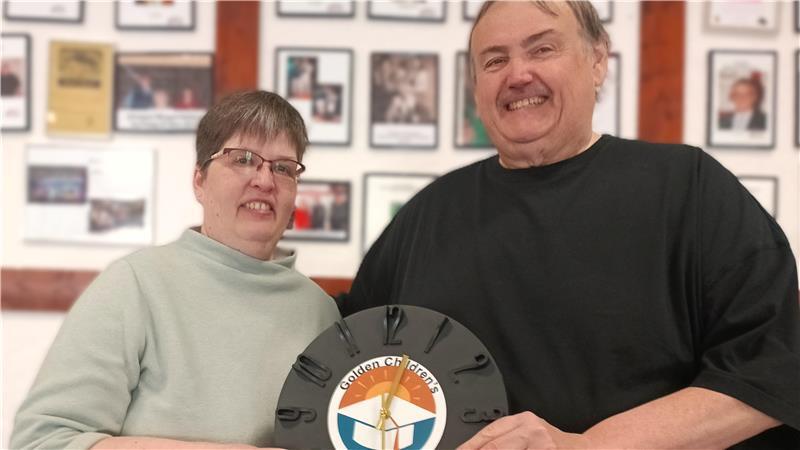 Carolin und Dieter Murck mit dem Geschenk aus Namibia, einer Uhr mit plastischen Zahlen.