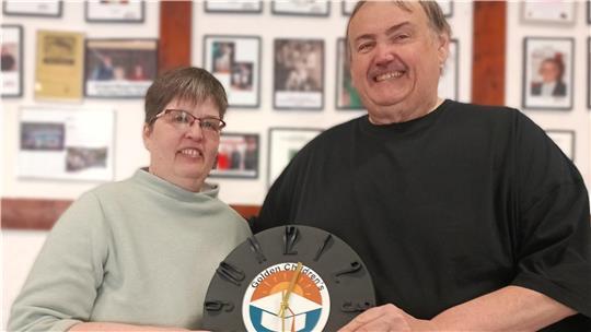 Carolin und Dieter Murck mit dem Geschenk aus Namibia, einer Uhr mit plastischen Zahlen.