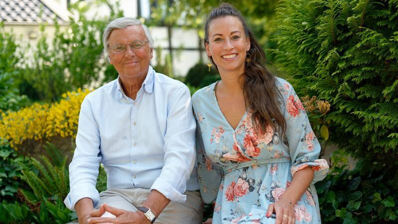 Caroline Bosbach sitzt neben ihrem Vater Wolfgang, kurz vor dessen 70. Geburtstag im Juni 2022. Nun will sie für den Bundestag kandidieren.