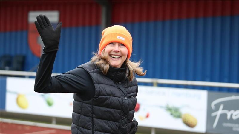 Silvesterlauf: Selbst die langsamste Läuferin kommt lächelnd ins Ziel Caroline Kleinties aus Schneverdingen kommt als Letzte ins Ziel und hat ein Lächeln auf dem Gesicht.