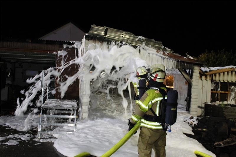 Flammen mitten im Stader Wohngebiet – Großeinsatz Carport und Garagendach wurden mit Schaum abgedeckt, um ein Wiederentflammen zu verhindern. Foto: Feuerwehr/Braun