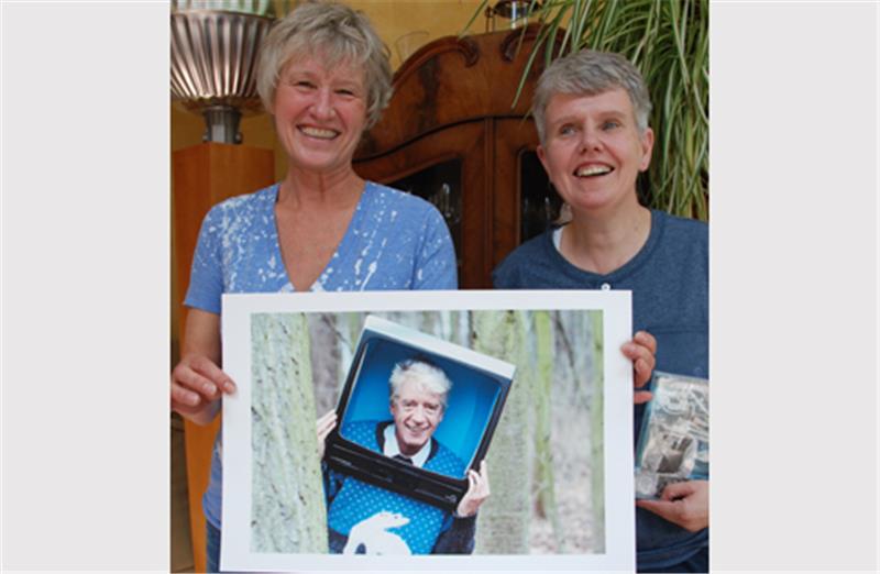 Carrells Tochter Annemieke Kesselaar-Klar (links) und Fan Elisabeth Köhler mit einem Foto des Entertainers.