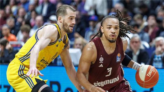 Carsen Edwards (r) und der FC Bayern München gewannen in Berlin Spiel drei der Finalserie.