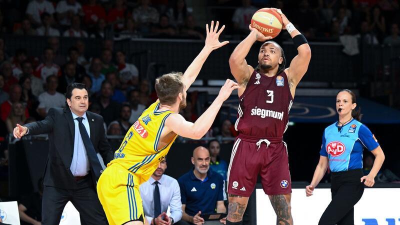 Bayern-Basketballer verzweifeln: Alba schafft Ausgleich Carsen Edwards (r) von München und Malte Delow von Berlin kämpfen um den Ball.