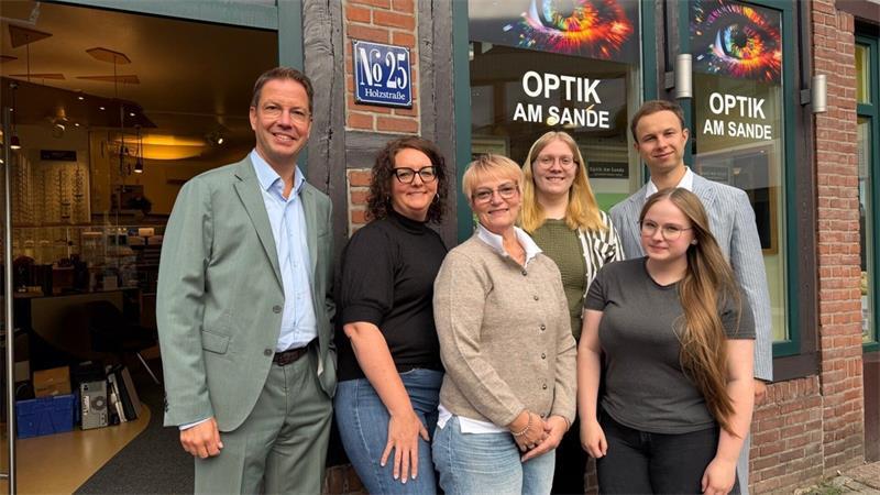 Das ist los in der Stader City: Neue Kneipe und Cannabis-Handel Carsten Bode (von links) mit Imke Lohse, Anett König, Katharina Bahr, Cheyenne Tiedemann und John Bode.