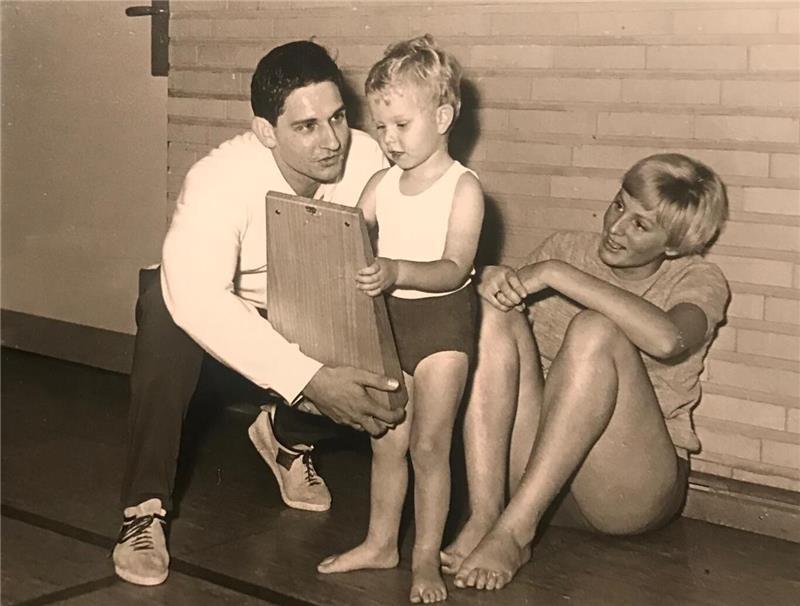 Carsten Brokelmann bestaunt gemeinsam mit seinen Eltern bei der Sportschau des VfL Stade 1967 den Wanderpokal seines Vaters. Brokelmann machte damals Sport in der Kinderturngruppe.