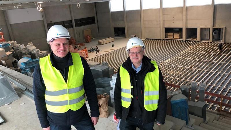 Neuer Campus soll zum Wohnzimmer des Stader Sports werden Carsten Brokelmann (links, Präsident des VfL Stade und Stadtrat der Stader Verwaltung) und Projektbegleiter Thomas Friedrichs inspizierten im Winter 2023 die Baustelle. Zwei Jahre hat der Bau gedauert.