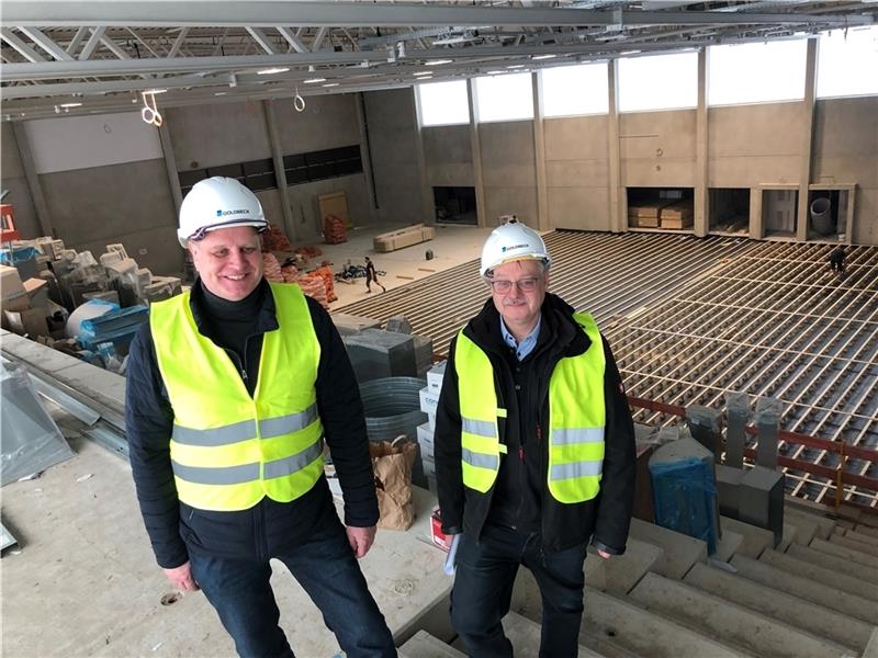 Was Stades neue Sporthalle in Riensförde bietet Carsten Brokelmann (links) und Thomas Friedrichs sehen sogar internationale Wettbewerbe in der neuen Sporthalle. Foto: Berlin
