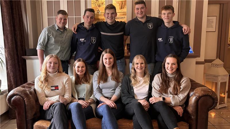 Von Abgroggen bis Osterparty: Landjugend Balje setzt auf beliebte Traditionen Carsten Nagel, Lasse Beckmann, Simon Pohl, Henk Beckmann, Albrecht Pohl, Eske Meyer, Wiebke Kühlcke, Anneke Bajema, Paula Mahler und Wiebke Junge (von links).