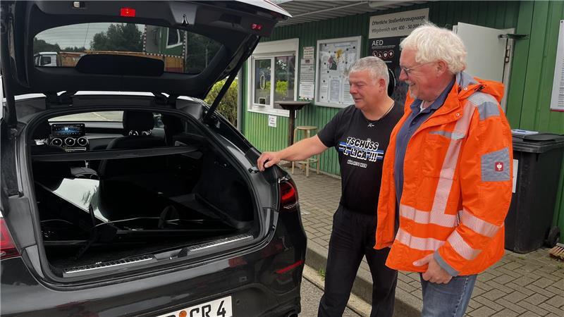 Sommer-Serie: Wo der Abfall nicht einfach nur Müll ist Carsten Rothan hat zwei nicht mehr funktionstüchtige Flachbildfernseher dabei. Roland Bruns weist ihm den Weg zum Elektro-Annahmetisch.