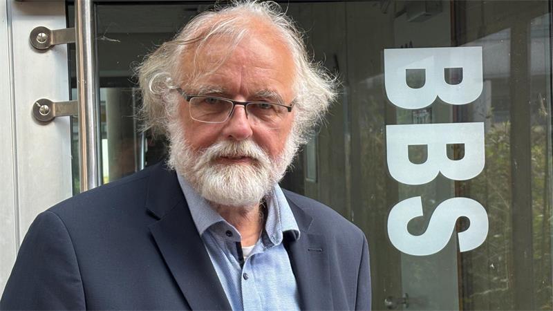 Carsten Schröder ist seit 1997 an den Berufsbildenden Schulen (BBS) Buxtehude tätig, seit 2011 ist er Schulleiter. Im Alter von 64 Jahren geht er am 31. Juli in den Ruhestand.