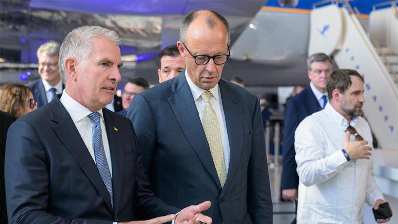 Carsten Spohr (links) und Kanzler Merz beim Jubiläum der Lufthansa.