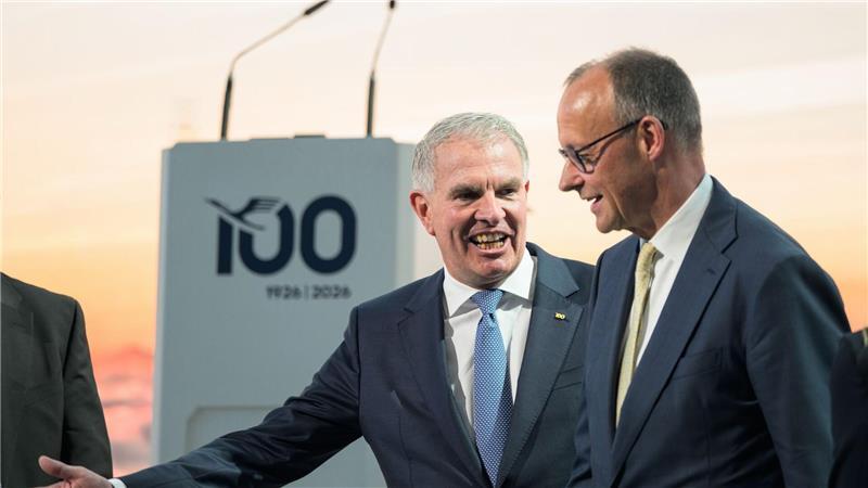 Carsten Spohr (links) und Kanzler Merz beim Jubiläum der Lufthansa