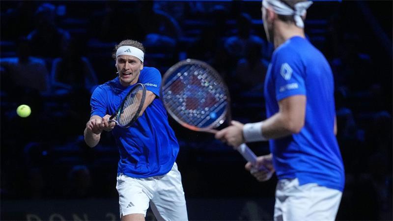 Casper Ruud (r) und Alexander Zverev vom Team Europa spielen beim Laver Cup in London.