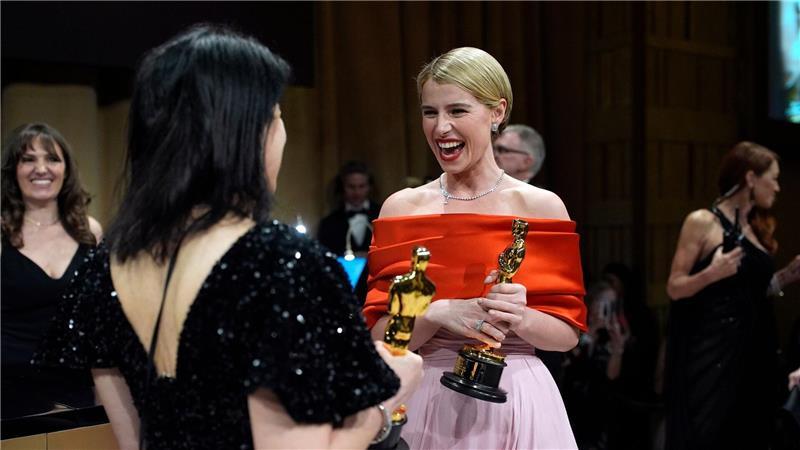 Cassandra Kulukundis (l) Gewinnerin des Preises für das Casting für „One Battle After Another“, und Jessie Buckley, Gewinnerin des Preises für die beste Hauptdarstellerin für „Hamnet“, besuchen den Governors Ball nach der Oscar-Verleihun in Los Angeles.