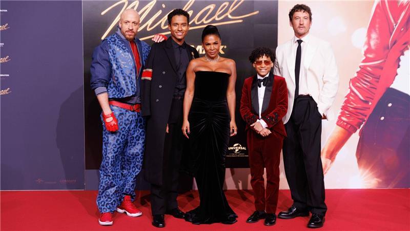Cast-Mitglieder, darunter Jaafar Jackson (2. v. l.), kamen zur internationalen Premiere in Berlin. (Archivbild).