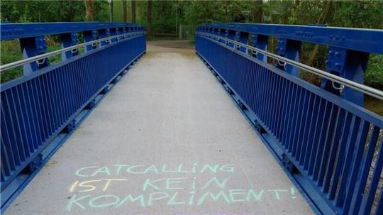 Catcalling ist kein Kompliment. Es klingt so banal: ein Spruch, ein hinterher Pfeifen bei der Joggingrunde. Wann beginnt die Belästigung?