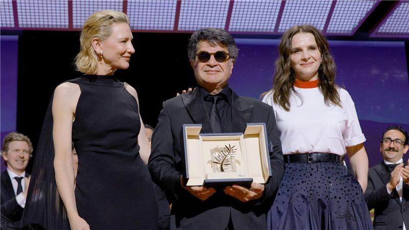 Jafar Panahi gewinnt Goldene Palme in Cannes Cate Blanchett, Jafar Panahi und Juliette Binoche auf der Bühne.