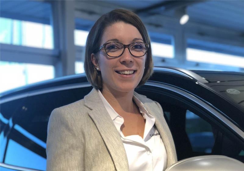 Catharina Bröhan (30) ist Geschäftsführerin des gleichnamigen Autohauses Werner Bröhan mit zwei Standorten in Wiepenkathen und Königreich. Foto: Balzer